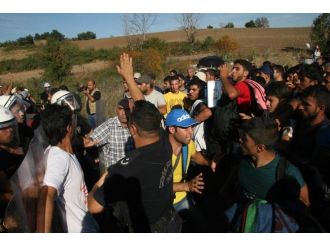 Sığınmacılarla polis arasında gerginlik