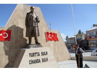 Gazi, tören alanını karıştırınca...