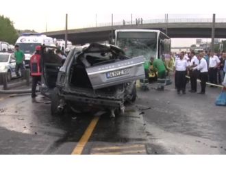 Metrobüs seferlerini durduran kaza: 4 yaralı
