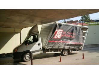 Emanet kamyonetle alt geçitte sıkıştı