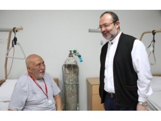 Yaralanan Türk hacı adaylarını ziyaret etti