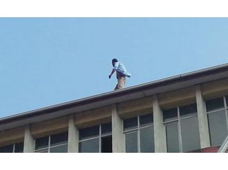Belediye çatısında intihar girişimi