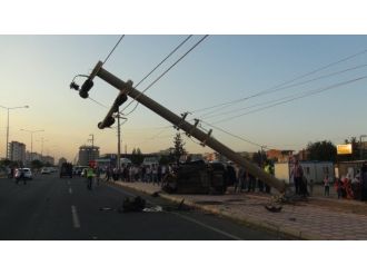 Otomobil elektrik direğine çarptı: 4 yaralı