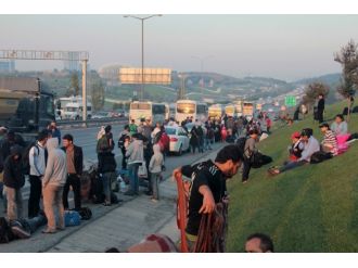 Suriyeli mültecilerin TEM’deki yürüyüşleri sürüyor
