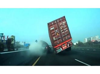 TIR otomobillerin üzerine devrildi