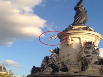 Dev heykelden aşağı düştü !