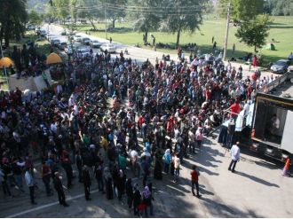 Suriyeli sığınmacılar görüşmeyi dev ekrandan izledi