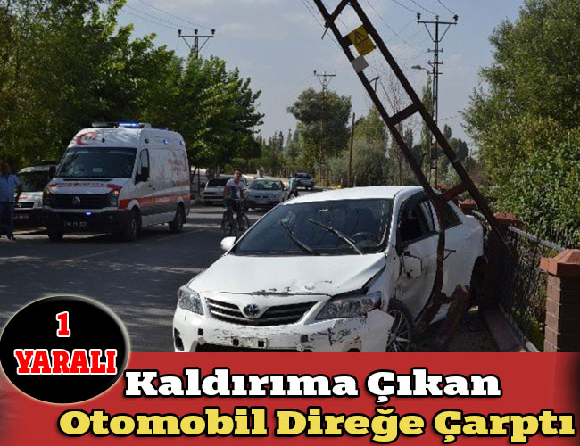Kaldırıma Çıkan Otomobil Direğe Çarptı