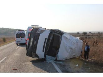 Mültecileri taşıyan minibüs kaza yaptı: 17 yaralı