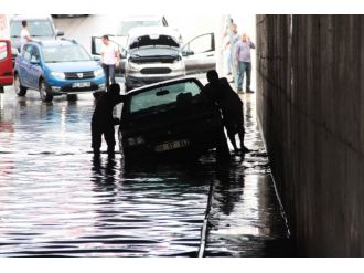 Adana’yı sağanak vurdu