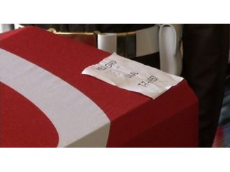 Yakını tabutunun üstüne ’şehit’ yazdı