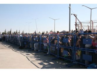 Suriyeliler sınıra akın etti