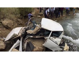 Otomobil Botan Çayına uçtu: 4 ölü