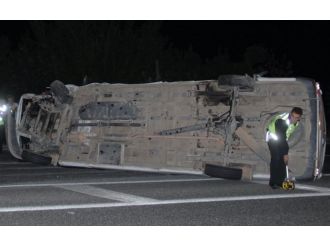 Minibüs ile otomobil çarpıştı: 3’ü ağır 16 yaralı