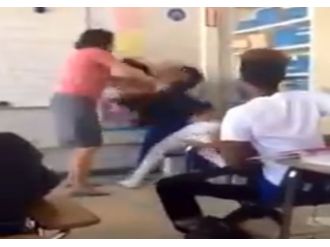 Kız öğrenciler sınıfta birbirine girdi