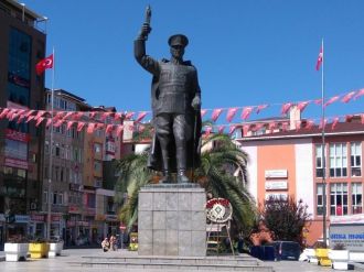 Atatürk anıtıyla ilgili iddialara yalanlama