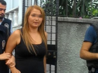 Garsonlarla tartışan kadın havaya ateş açtı