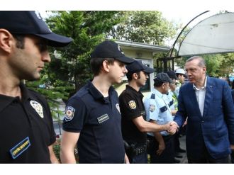 Cumhurbaşkanı polislerle bayramlaştı