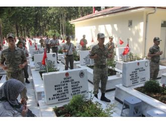 Askerler dua etti, aileler gözyaşlarına boğuldu