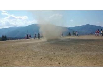 Maç ortasındaki hortum dehşeti kamerada