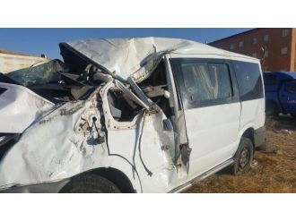 Yol ayrımında devrildi: 1 ölü, 7 yaralı