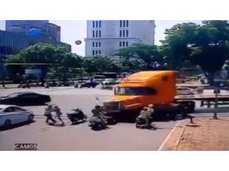 TIR motosikletlerin arasına daldı