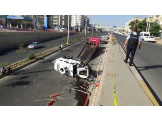 Polis aracı alt geçide düştü: 3 yaralı