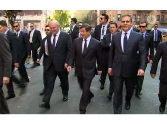 Davutoğlu başkonsolosluğa yürüyerek geçti