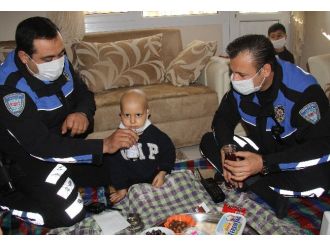 Sadece polisin elinden yemek yedi, hastalığını yendi