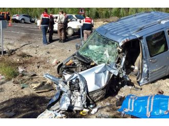 Bayram dönüşü feci kaza: 3 ölü, 3 yaralı