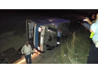 Tarım işçilerini taşıyan midibüs kanala uçtu: 9 yaralı