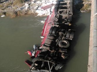 TIR çaya devrildi: 2 ölü