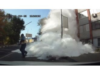 Kamyon binaya çarptı: Ortalık bembeyaz oldu