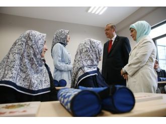 Cumhurbaşkanı öğrencileri sınıflarında ziyaret etti