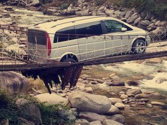 Asma köprüde faciaya ramak kala !