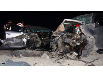 Askerlerin olduğu araç karşı yönden gelen araçla çarpıştı: 3 ölü, 4 yaralı!