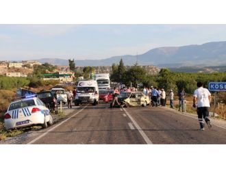 3 aracın karıştığı zincirleme kazada 4 kişi yaralandı