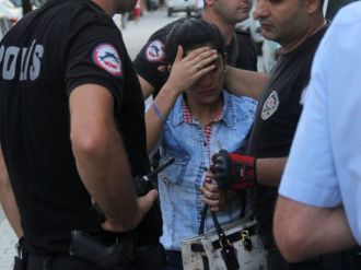 Genç kadın ’yan bakıyor’ diye bıçakladı