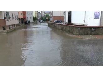 Ümraniye’de evleri su bastı