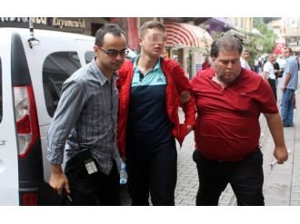 Sınıf başkanı sınıfa girmeyen arkadaşını bıçakladı