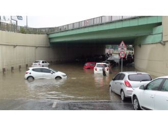 Kartal’da araçlar suya gömüldü