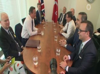 Davutoğlu mevkidaşı Cameron ile görüştü
