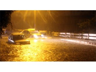 Şiddetli yağış sebebiyle araçlar suya gömüldü