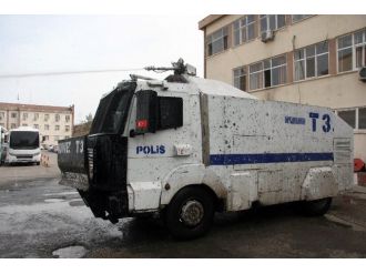 TOMA’ya el yapımı bomba atıldı