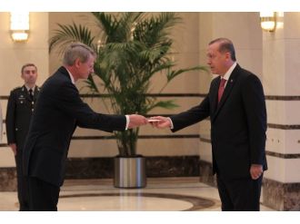 Büyükelçi Erdoğan’a güven mektubunu sundu