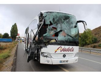 Yolcu otobüsüyle kamyon çarpıştı: 10 yaralı