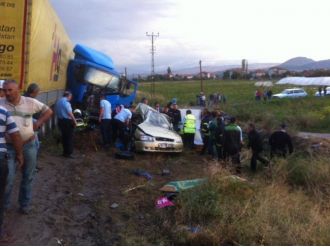 TIR ile otomobil çarpıştı: 4 ölü