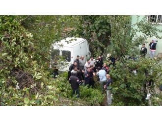 Minibüs evin bahçesine uçtu