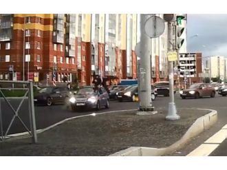 Motosiklet sürücü takla attı