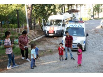 Polisi görünce sığınmacıları bırakıp kaçtı